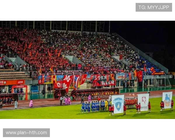 足球明星激情时刻向观众席抛球衣 激起现场球迷热烈欢呼与互动